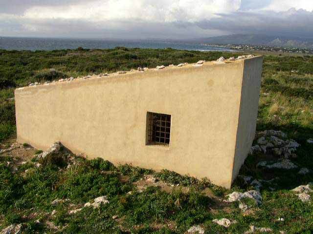 Sul manufatto completamente distrutto posto vicino alla torretta  stata eseguita la ricostruzione del volume originario direttamente sui resti della muratura originaria, anchessa di pietrame e malta di calce. La copertura poggiante su una struttura di travi di legno,  realizzata con tavole sovrastante ondulina e tegole tradizionali.
