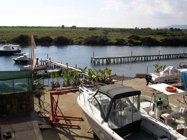 Il club nautico dentro il porticciolo