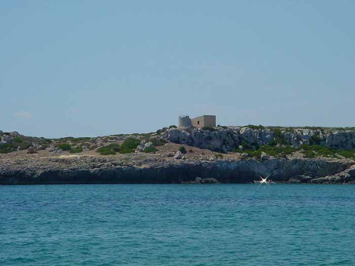 Costruita presumibilmente nel xv secolo, sopra un alto poggio naturale della costa che sporge sul mare, deve il suo nome allomonimo porticciolo che dalla torre stessa veniva protetto.