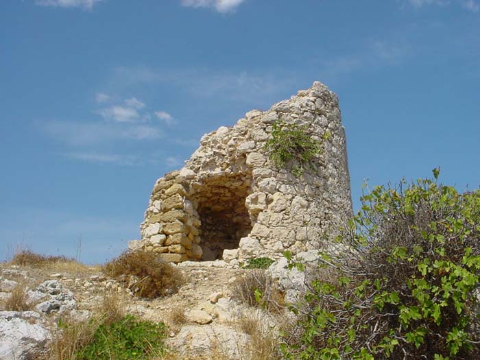 La  torretta d' Ognina prima dell'intervento di ripristino. Allesterno, oltre ai crolli, la torretta mostrava una breccia, forse praticata alla ricerca di uninesistente cisterna.