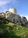 La torretta costruita sulle alte balze rocciose della costa.