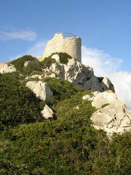 La torretta domina il promontorio di Ognina.