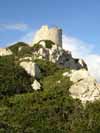 La torre si erge sul promontorio della costa di Ognina.