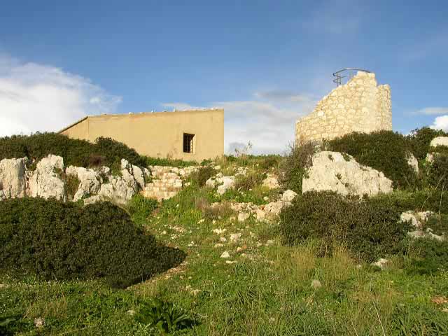 Il casolare interamente ricostruito e la torre dopo il restauro