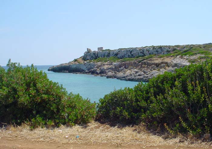 Vista di Capo Ognina dal sentiero che conduce alla torre